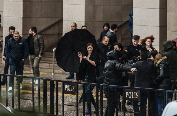 Deniz Çakır: Başörtülüler beni çok sever