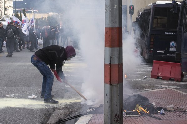 Yunanistan'da öğretmenlerden olaylı gösteri