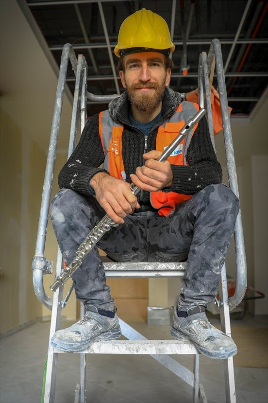 a Yan flüt çalan inşaat işçisi