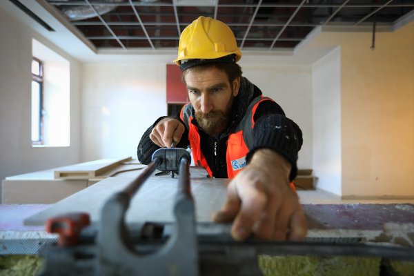 a Yan flüt çalan inşaat işçisi