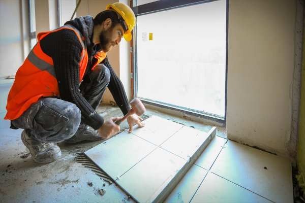 a Yan flüt çalan inşaat işçisi