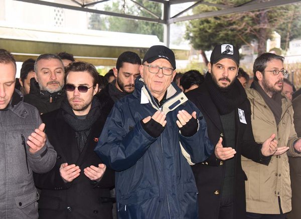 i Murat Dalkılıç Hande Erçel'in annesinin cenazesindeydi