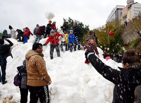 Alanyalılar kamyonla getirilen karın keyfini çıkardı