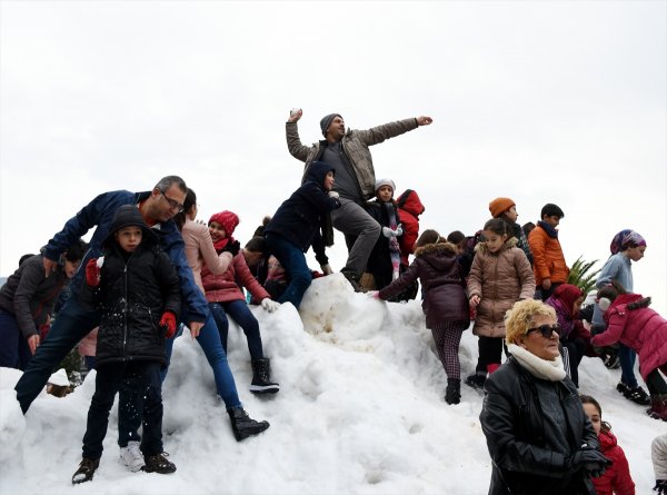 Alanyalılar kamyonla getirilen karın keyfini çıkardı