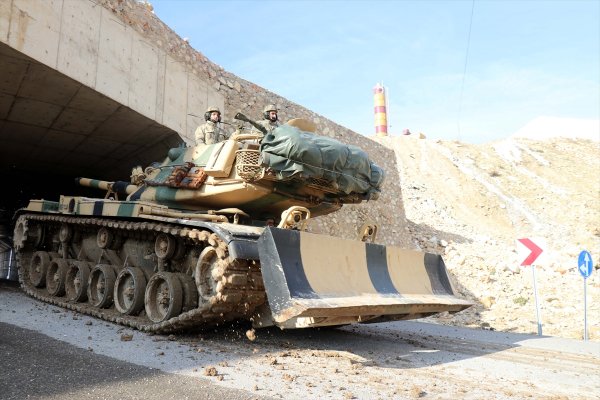 a Suriye sınırına askeri sevkiyatlar sürüyor