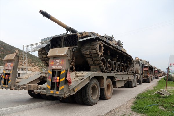 a Suriye sınırına askeri sevkiyatlar sürüyor