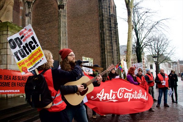Hollanda'da 'Kırmızı Yelekliler' hükümeti protesto etti