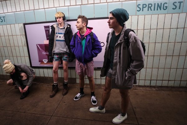 ABD’de metroya pantolonsuz bindiler