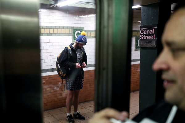 ABD’de metroya pantolonsuz bindiler