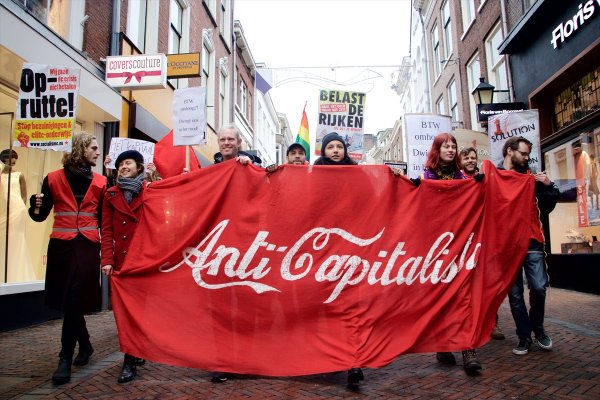Hollanda'da 'Kırmızı Yelekliler' hükümeti protesto etti