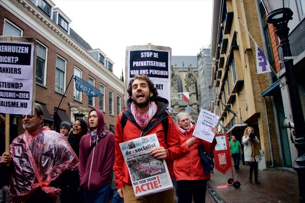 Hollanda'da 'Kırmızı Yelekliler' hükümeti protesto etti