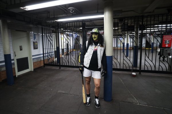 ABD’de metroya pantolonsuz bindiler