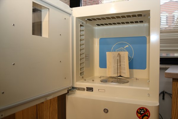 Kitaplar temizlendikten sonra okunuyor