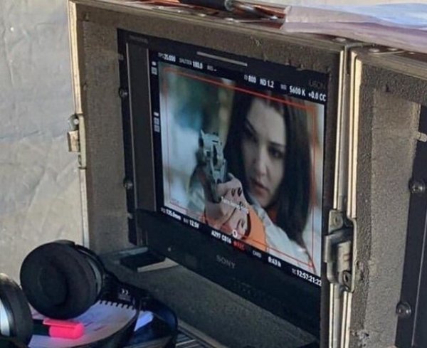 Hande Erçel dizi setine döndü