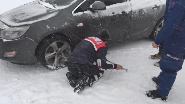 i Otomobilin altında kalan köpeği jandarma kurtardı