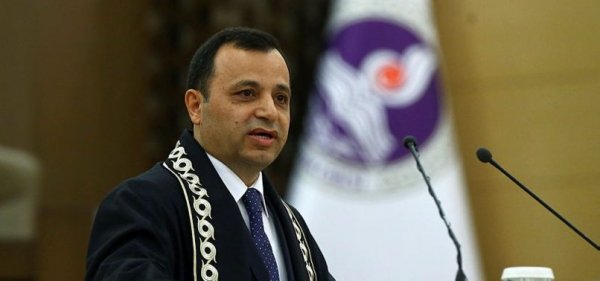 Zühtü Arslan ikinci kez Anayasa Mahkemesi Başkanlığı'na seçildi Zühtü Arslan ikinci kez Anayasa Mahkemesi Başkanlığı'na seçildi