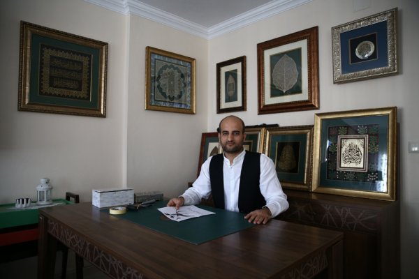 a Adana'da sanat eserine dönüştürülen kuru yapraklar