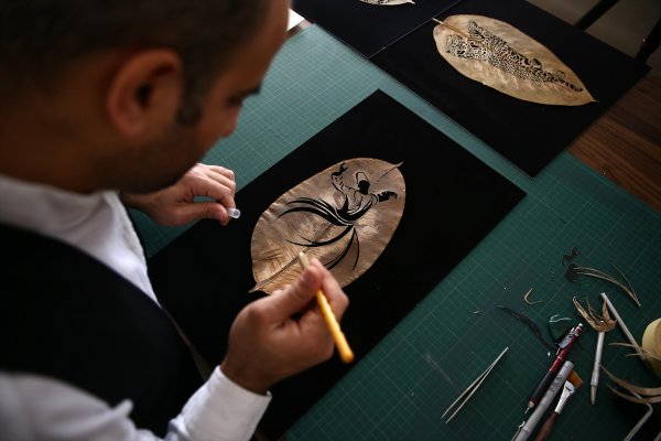 a Adana'da sanat eserine dönüştürülen kuru yapraklar