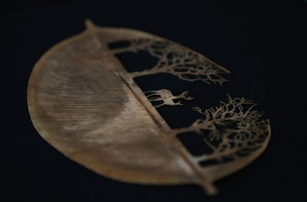 a Adana'da sanat eserine dönüştürülen kuru yapraklar