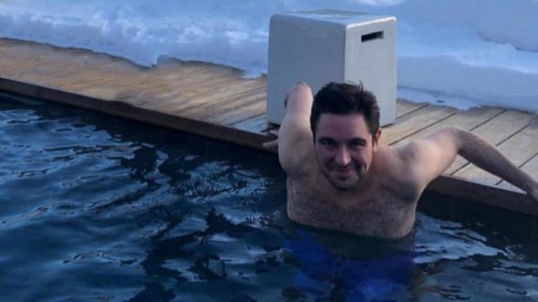 Hacı Sabancı buz gibi suya girdi