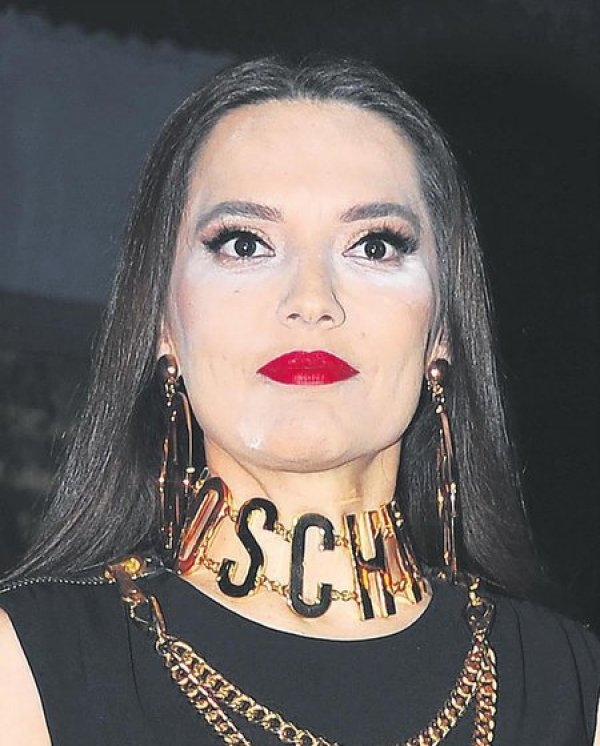 Demet Akalın'ın makyajı korkuttu