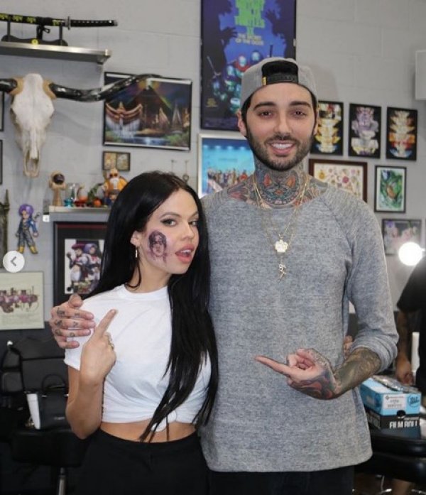 Hayranı olduğu sanatçının dövmesini yüzüne yaptırdı