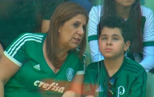 Görme engelli oğluna maç anlatan anne