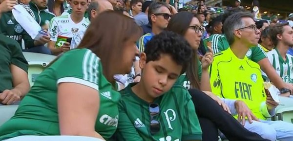 Görme engelli oğluna maç anlatan anne