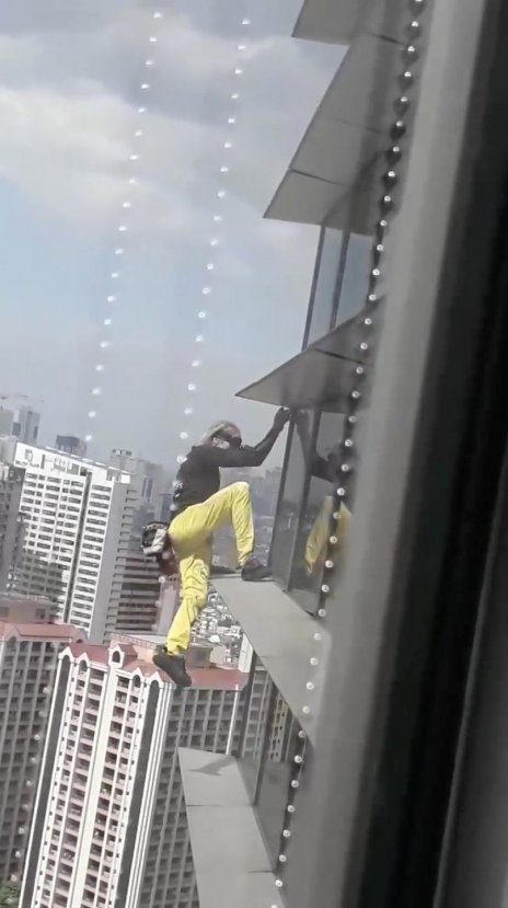 r 'Fransız Örümcek Adam' Filipinler'de gözaltında