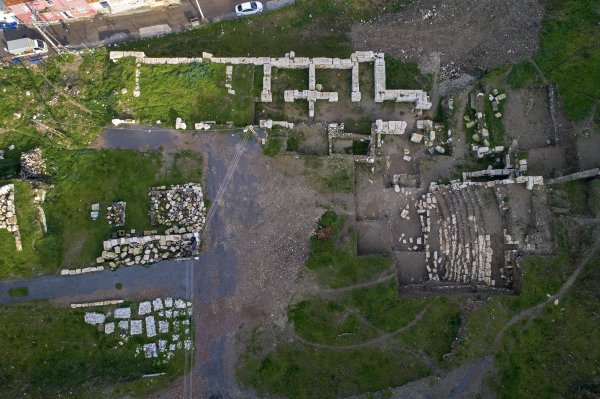 a Smyrna Tiyatrosu kazılarında pişirilmiş heykeller bulundu