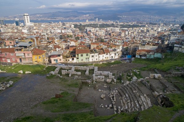 a Smyrna Tiyatrosu kazılarında pişirilmiş heykeller bulundu