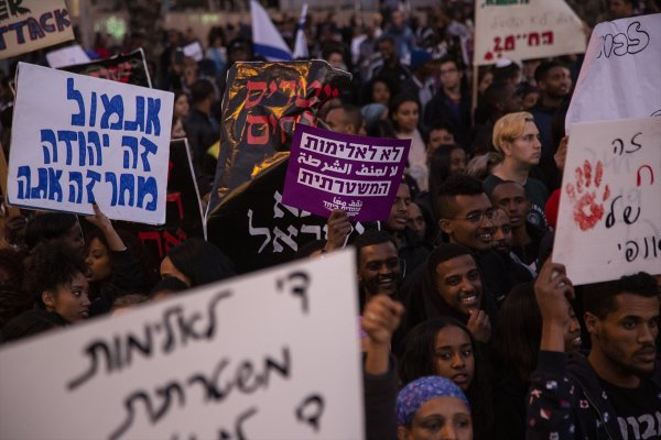 a İsrail'deki Etiyopyalılar polis şiddetini protesto etti