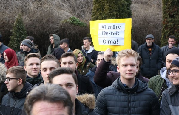 FETÖ'cü gazeteye destek veren Makedonya'da protestolar