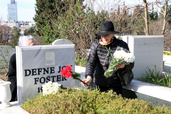 d Defne Joy Foster mezarı başında anıldı