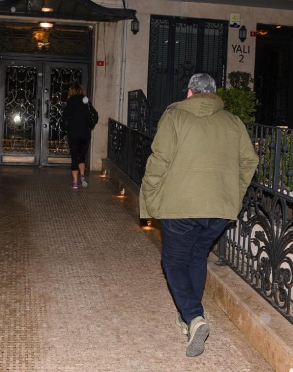 Ata Demirer sevgilisiyle gece gezmesinde