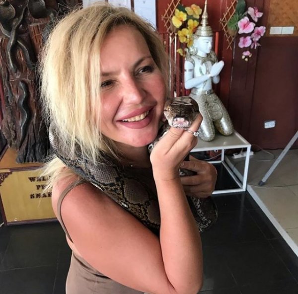 Seda Akgül, eline aldığı yılanı öptü