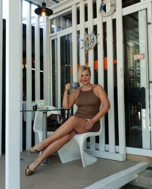 Seda Akgül, eline aldığı yılanı öptü