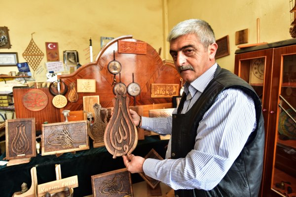 Ahşap oymacılığını sanata dönüştürüyor