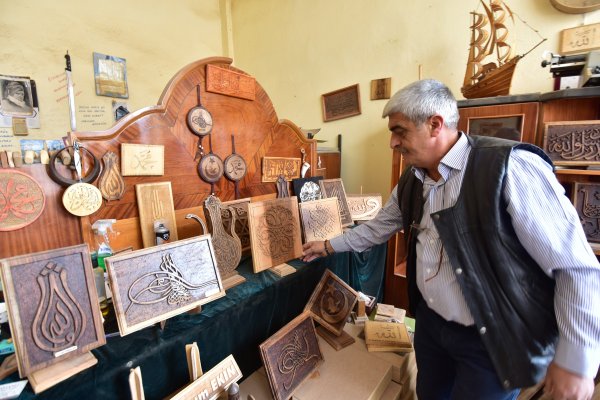 Ahşap oymacılığını sanata dönüştürüyor