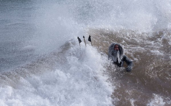 ABD'li sörfçünün sakalları soğuktan dondu
