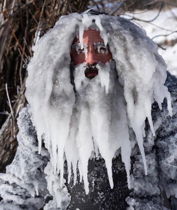 ABD'li sörfçünün sakalları soğuktan dondu