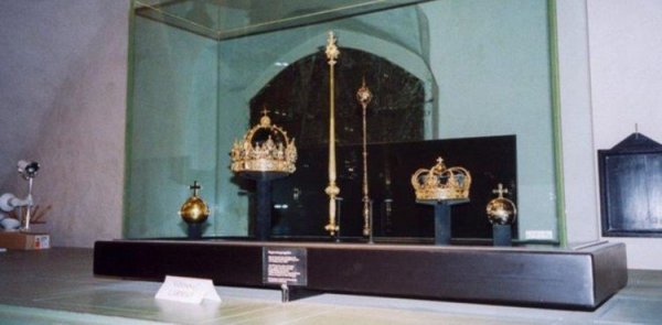 Kayıp Kraliyet mücevherleri çöplükte bulundu