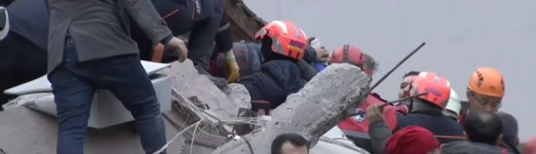 Kartal'da bir bina çöktü