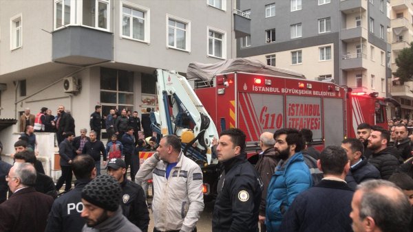 a Kartal'da bir bina çöktü