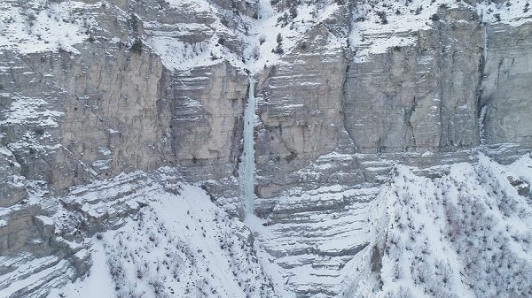 Erzurum'da şelale dondu turizme katkı oldu