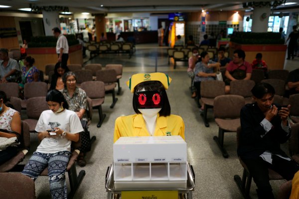 r Tayland'da robot hemşireler göreve başladı