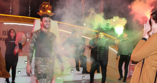 Uzman çavuş sevdiği kadına evlilik teklif etti