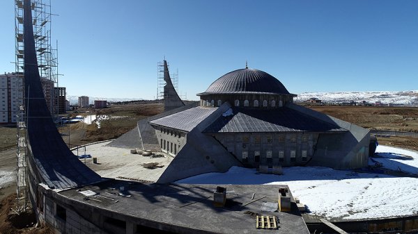Ay yıldız mimarili cami açılışa hazırlanıyor