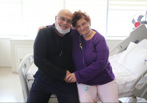 a 47 yıllık eşine 'nakil sürprizi' yaptı