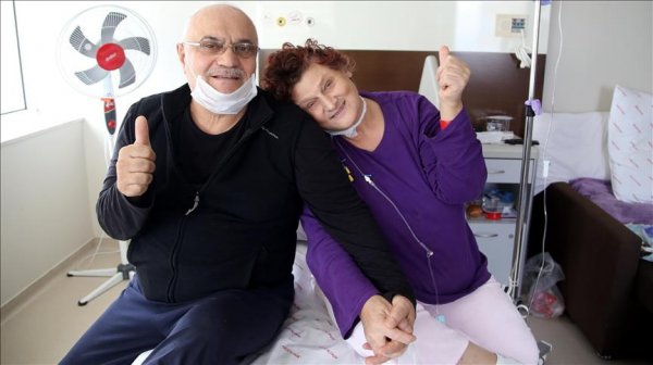 a 47 yıllık eşine 'nakil sürprizi' yaptı